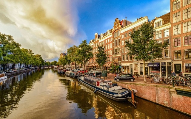 Đi du lịch Hà Lan, ngắm kênh đào Amsterdam lãng mạn & đầy mê hoặc