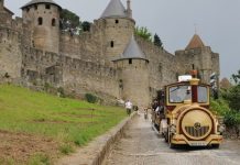 Khám phá thành phố pháo đài cổ Carcassonne khi đi du lịch Pháp